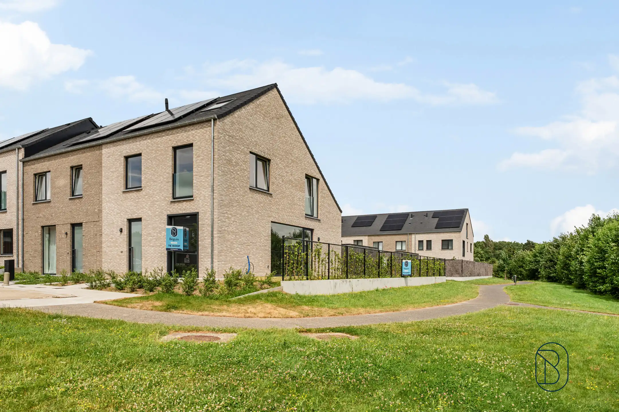 Recente halfopen bebouwing met 4 slaapkamers, tuin en garage foto {{pictureIndex}}