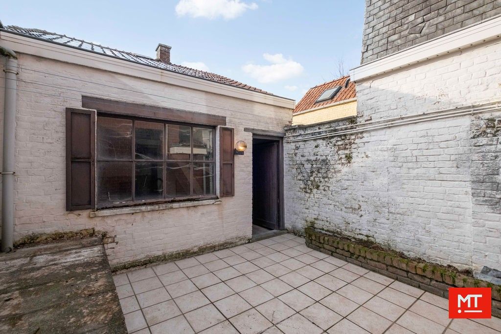 Te renoveren woning met 3 slaapkamers (+ mogelijk) en stadskoer in Kortrijk foto 8