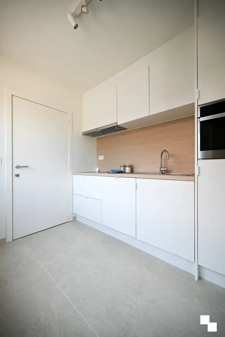 Lichtrijk, compleet gerenoveerd hoekappartement & volledig instapklaar te Izegem, Emelgem. foto 9