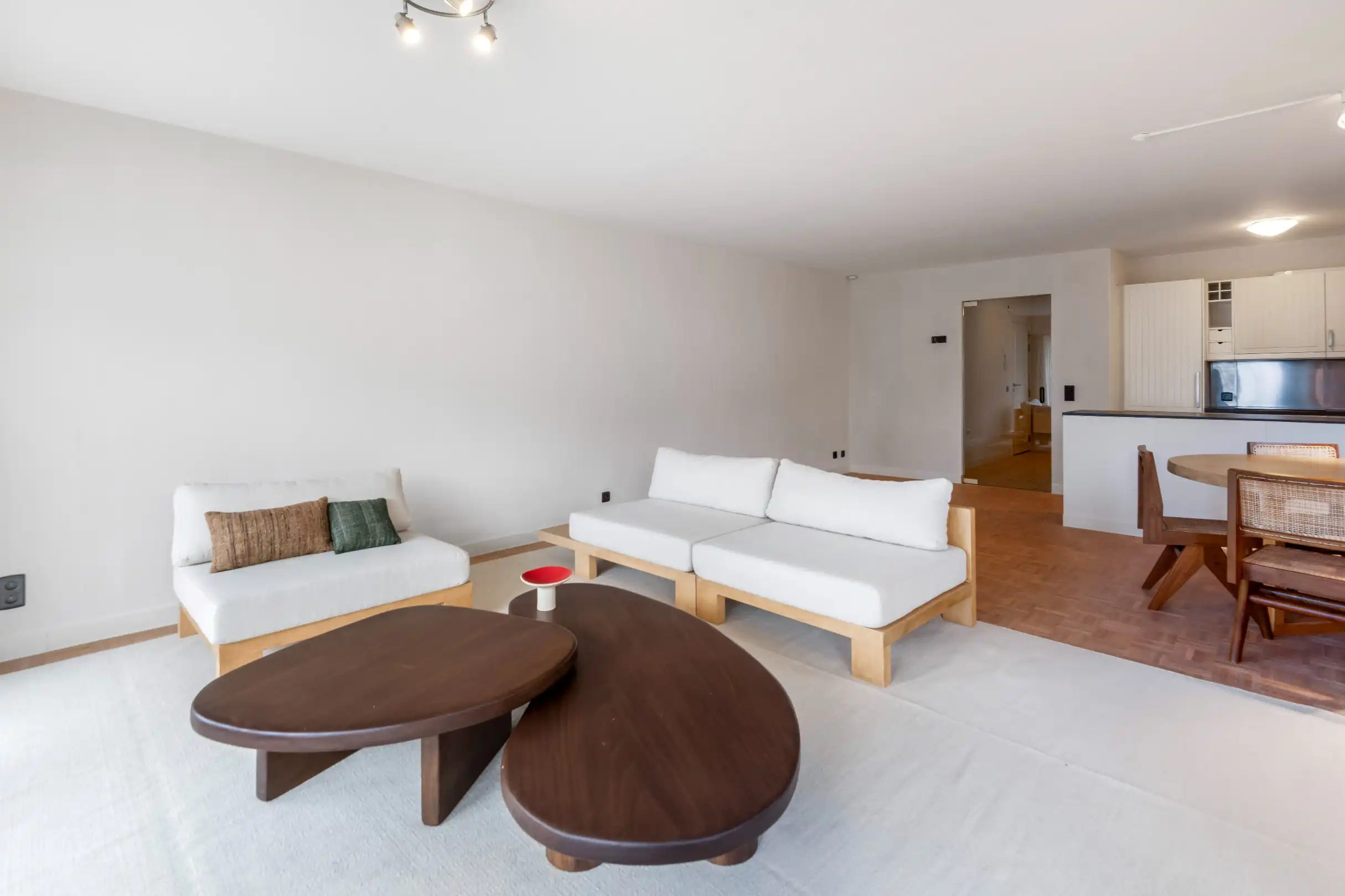 Mooi ongemeubeld hoekappartement met veel licht en mooie terrassen vlakbij het Albertplein in het Zoute.  foto 4