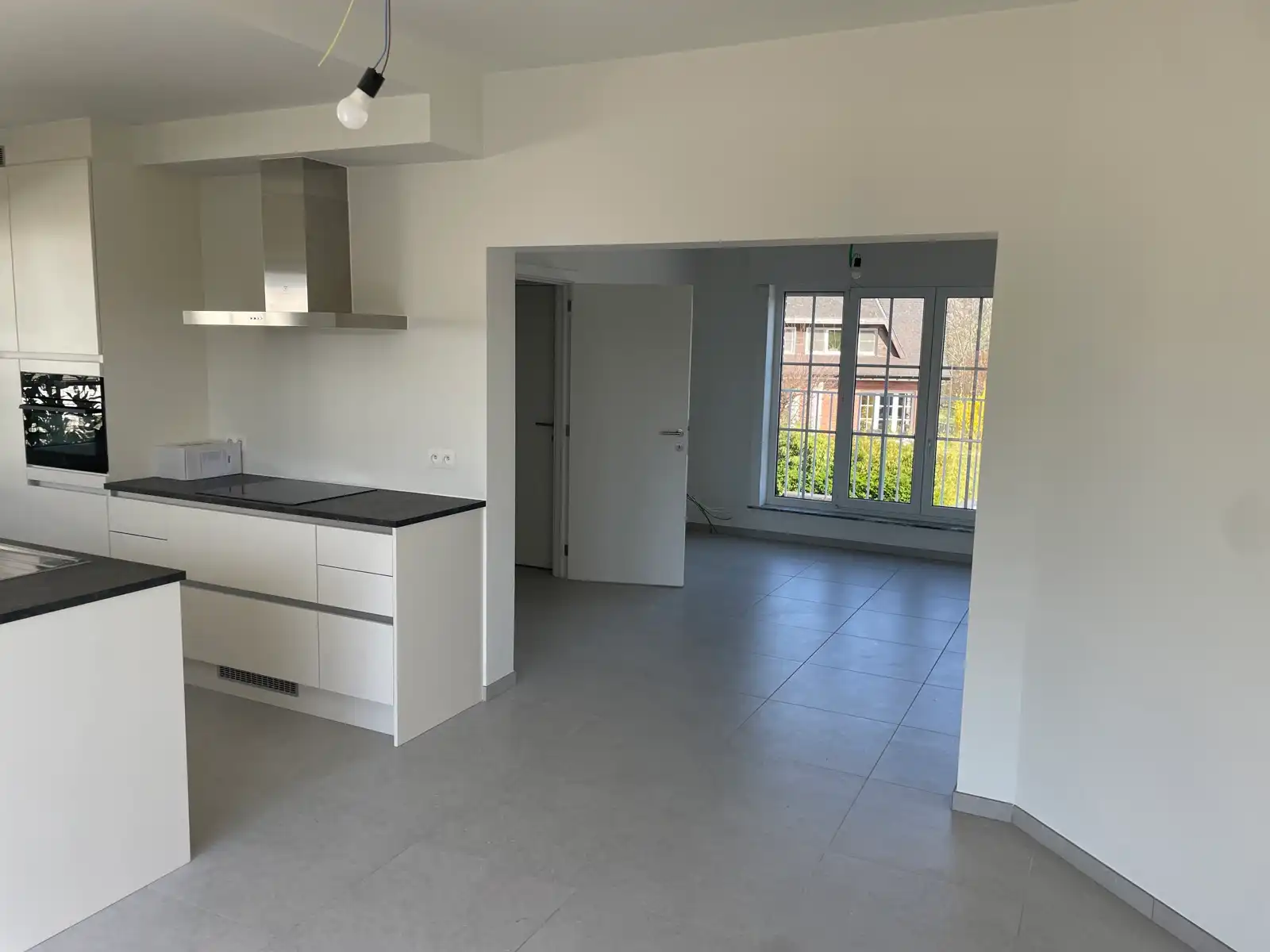 Leemans Immobiliën stelt u deze volledig gerenoveerde woning voor, gelegen op een gegeerde en centrale locatie in Asse. foto 4