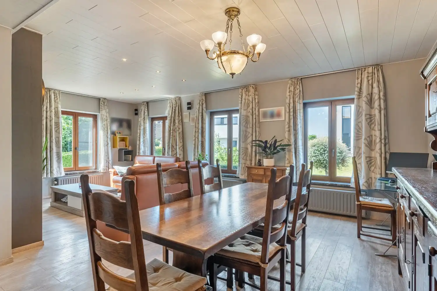 Degelijk onderhouden gezinswoning met 3 slaapkamers, volledig onderkelderd en mooie aangelegde tuin op een perceel van 5a96 ca! foto 7