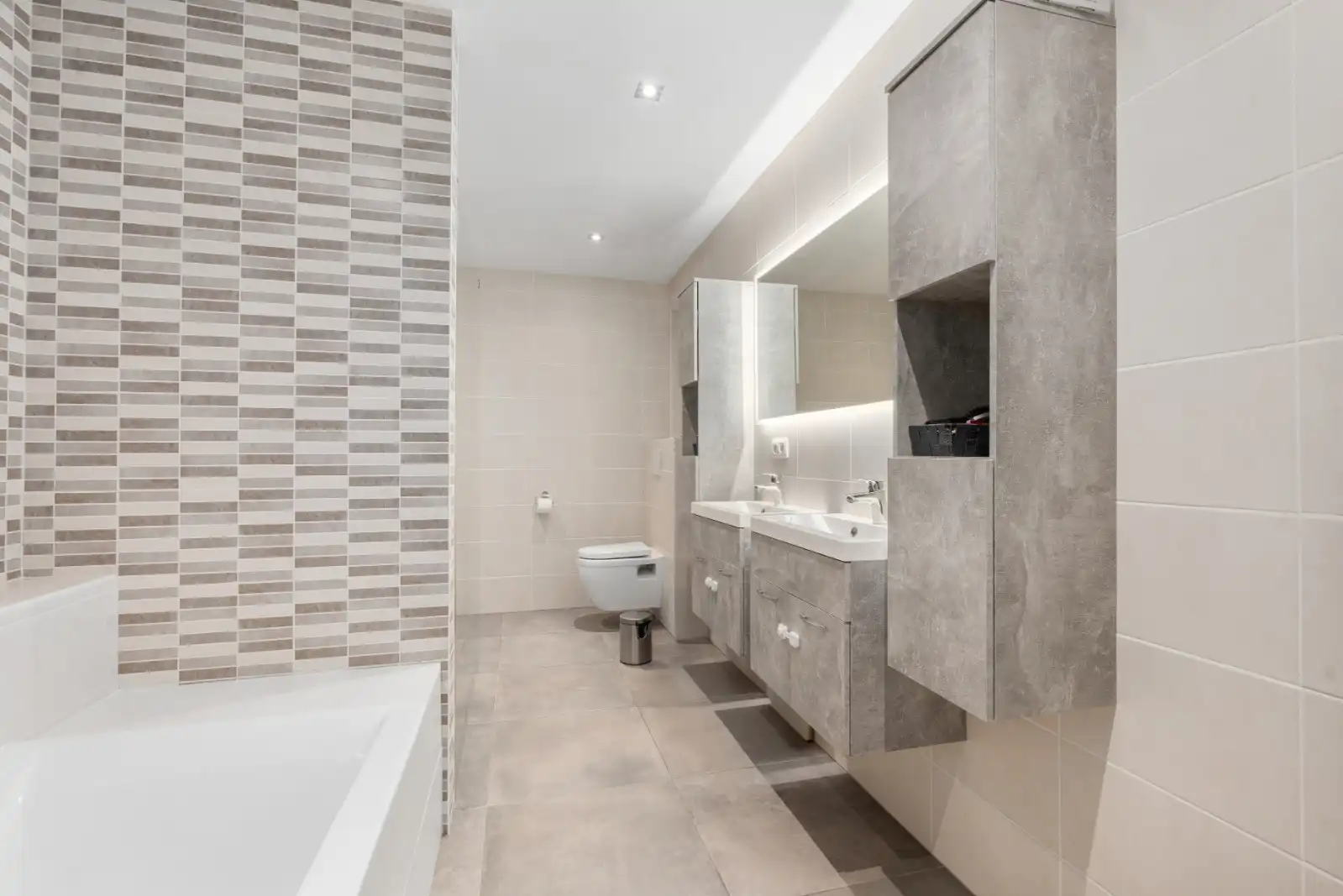 Charmante gerenoveerde starterswoning in Ardooie! foto 8