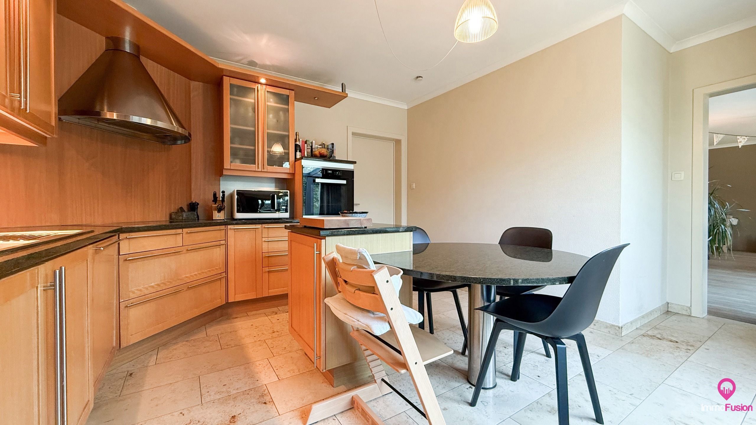 Modern gerenoveerde woning met garage en zonnepanelen! foto 11