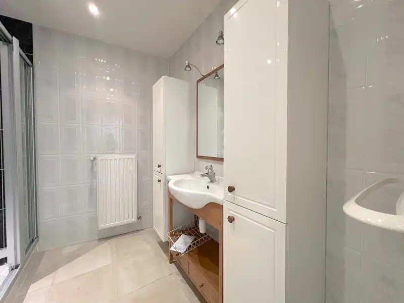 APPARTEMENT MET AUTOSTAANPLAATS te TORHOUT foto 11