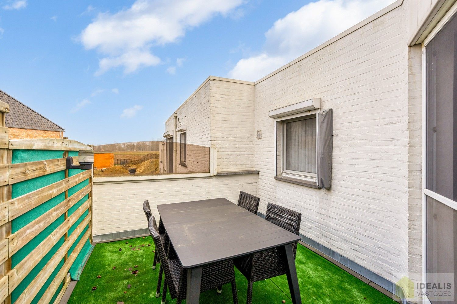 IDEALIS VASTGOED - Aangenaam instapklaar duplexappartement met winkelruimte/werkatelier te Opitter, Bree. Dit ruime duplexappartement omvat +-140 m² netto bewoonbare oppervlakte. Dit multifunctionele pand biedt tal van mogelijkheden dankzij de winkelruimte/het werkatelier van maar liefst +-200m² die vroeger dienst deed als slagerij. Uiterst geschikt voor kandidaten op zoek naar een instapklare woonruimte mét handelsruimte op een gunstige locatie midden in hartje Opitter, Bree! Mogelijkheid wijziging tot ééngezinswoning mits het verkrijgen van een omgevingsvergunning. foto 31