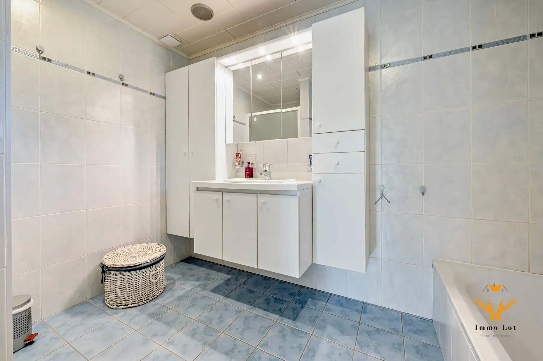 Instapklaar gelijkvloers appartement met tuin en garage foto 11