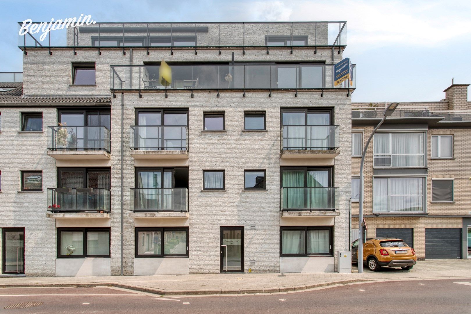 Recent instapklaar appartement met zonneterras en staanplaats in Roeselare foto {{pictureIndex}}