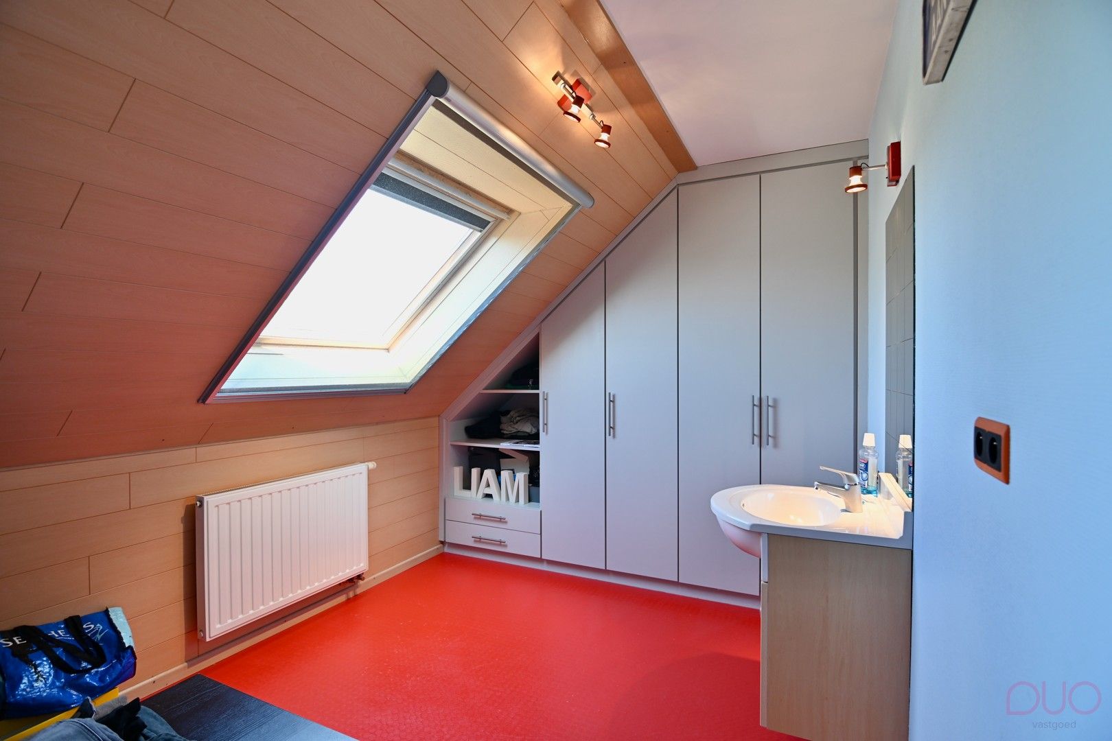 Rustig gelegen, instapklare halfopen bebouwing met 4 slaapkamers, vlakbij het centrum foto 17