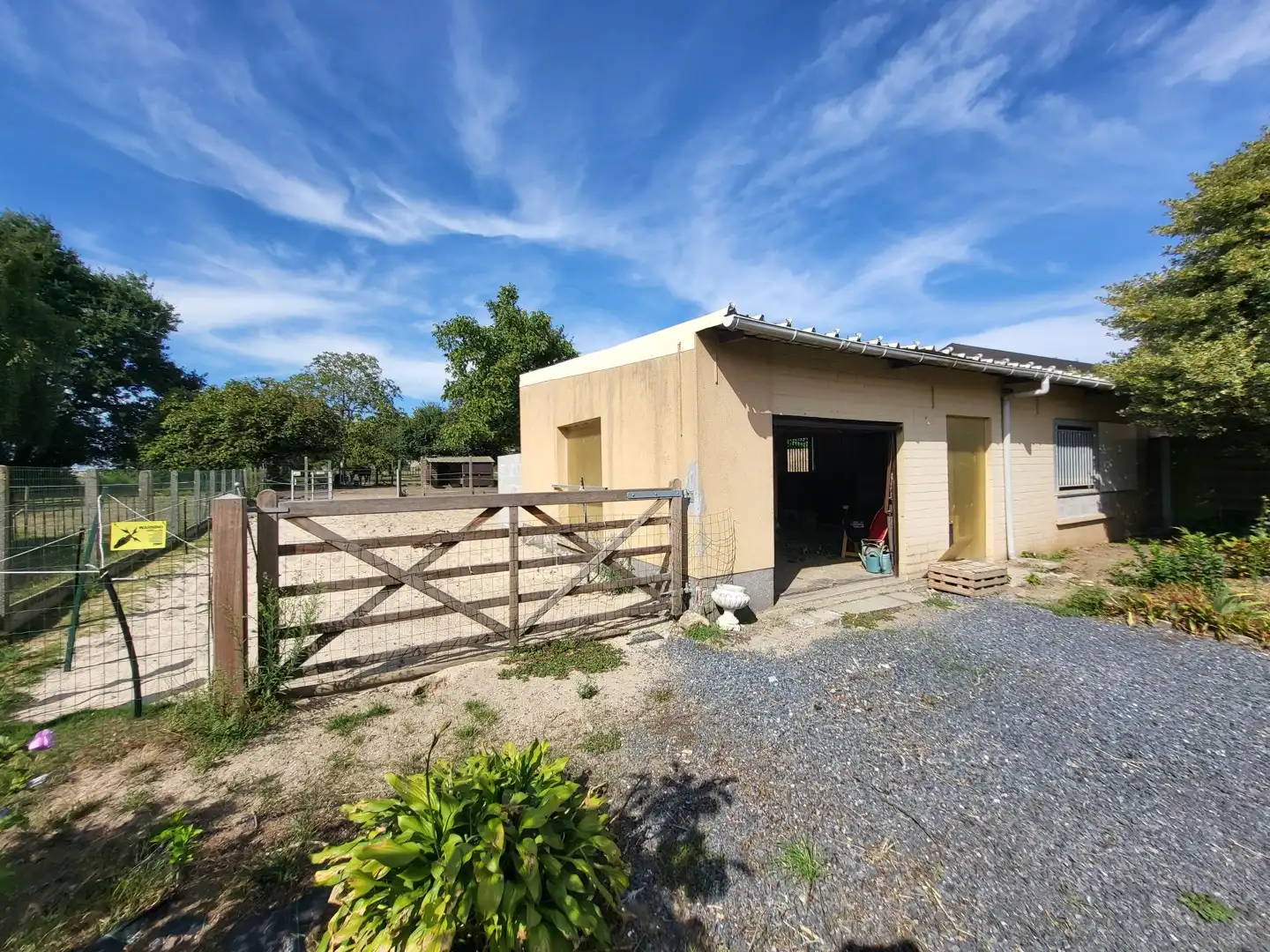 Karaktervolle eigendom met uitzonderlijk potentieel, paardenstal en 2 ruime garages op 2.550 m², met 248 m² bewoonbare oppervlakte. foto 3