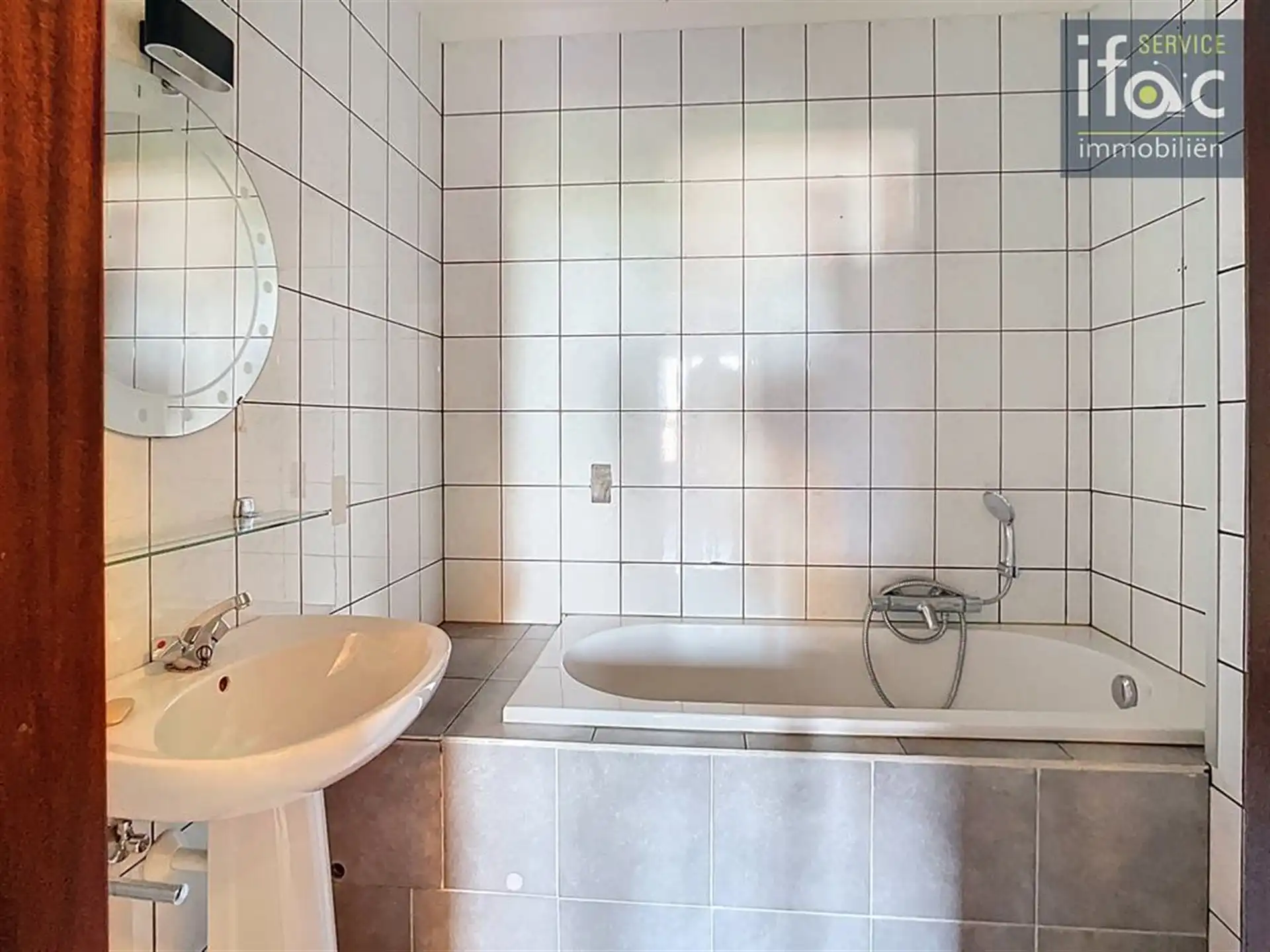 Ruim en klassevol gelijkvloers-appartement met 3 slaapkamers foto 12