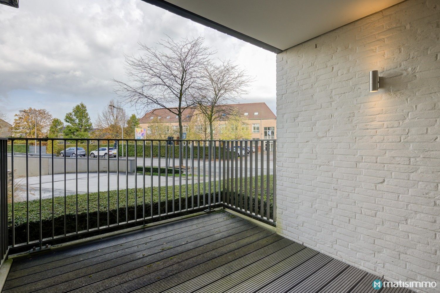 GELIJKVLOERS, INSTAPKLAAR APPARTEMENT MET 2 AUTOSTAANPLAATSEN VLAKBIJ HET CENTRUM VAN BILZEN foto 9