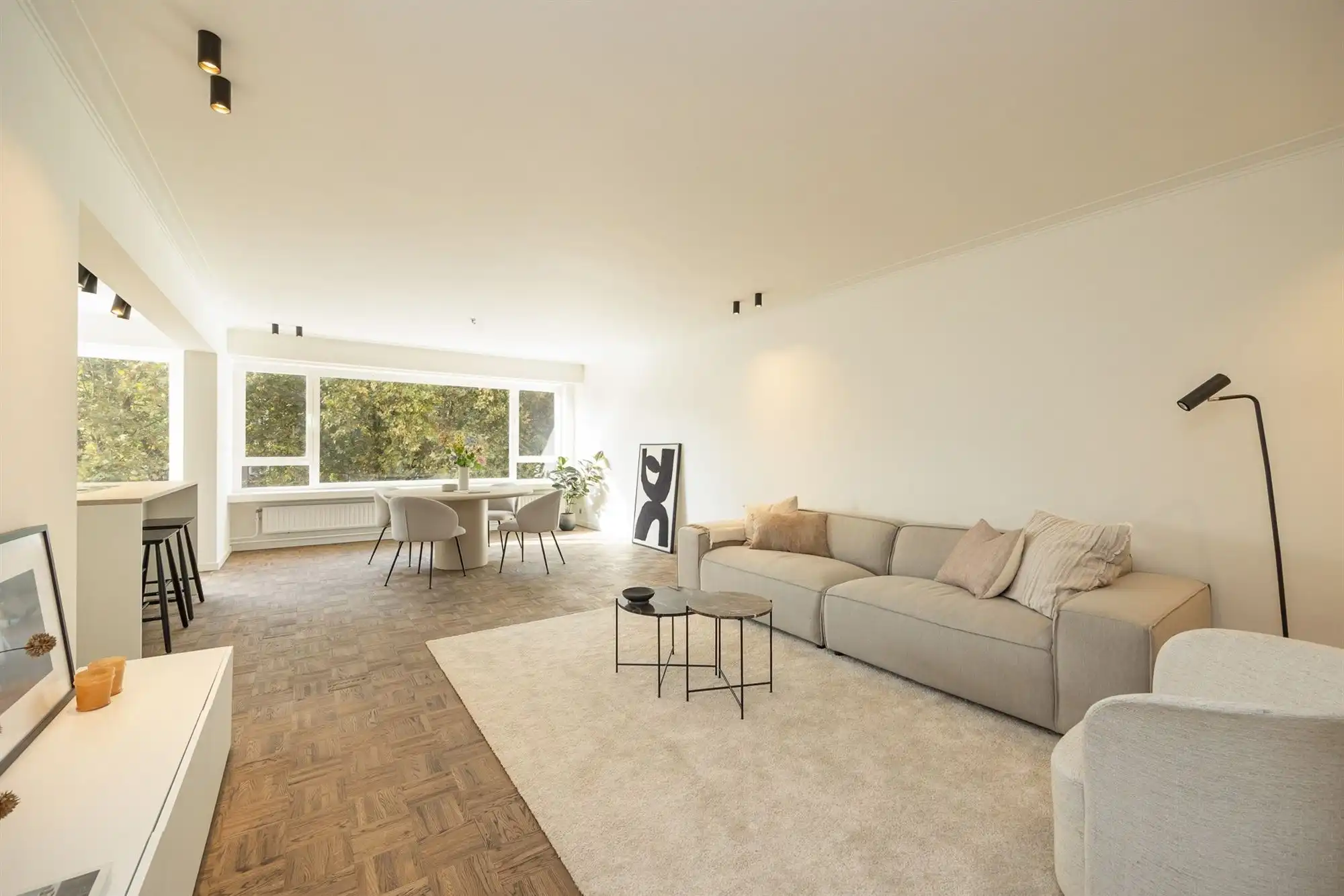 Gerenoveerd appartement met drie slaapkamers en terras foto 2