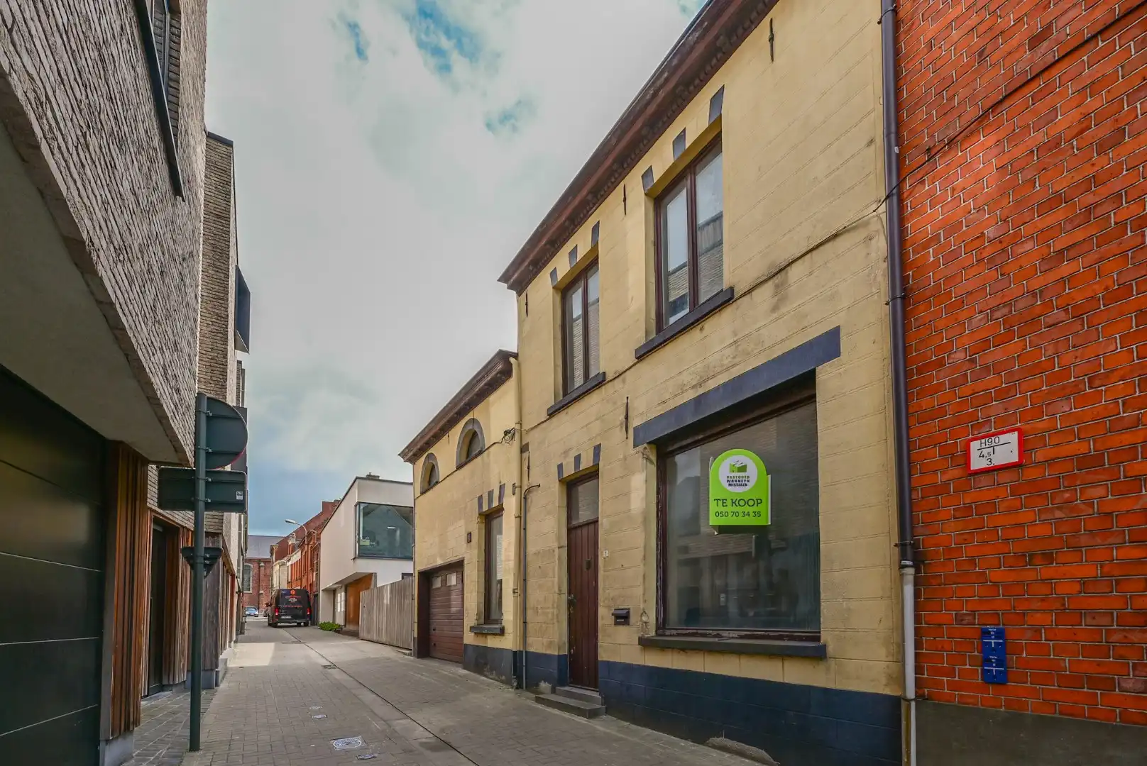 Hoofdfoto van de publicatie: Te renoveren woning met garage centrum Oedelem