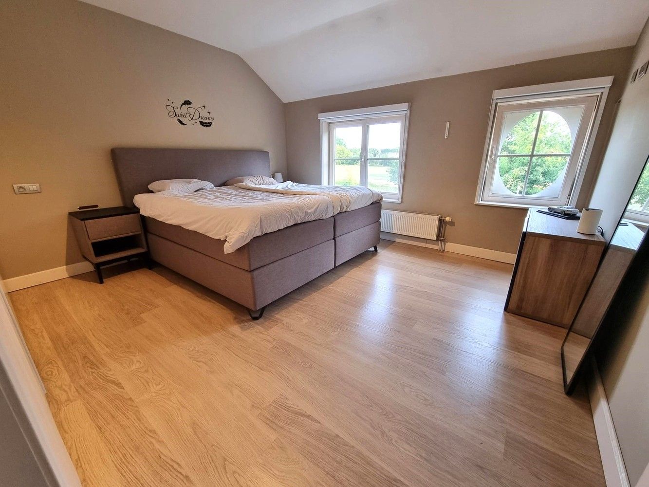 Instapklare, gerenoveerde woning met 2 slaapkamers, ruime garage en achterliggend groot terras foto 10