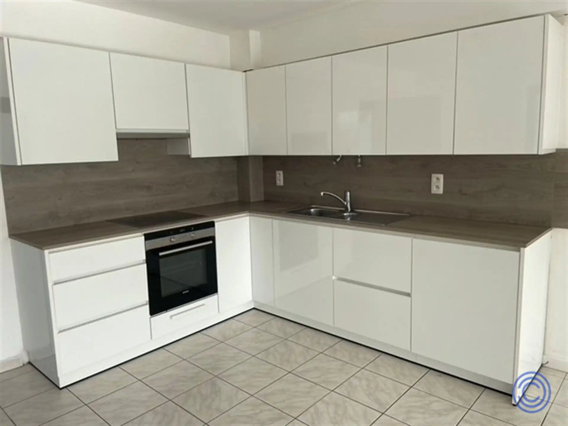 Verhuurd handelshuis op centrale ligging! foto 4