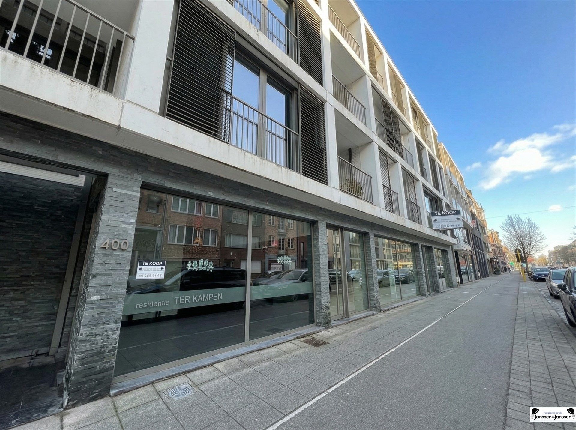 Commercieel gelijkvloers in het centrum van Brasschaat foto {{pictureIndex}}