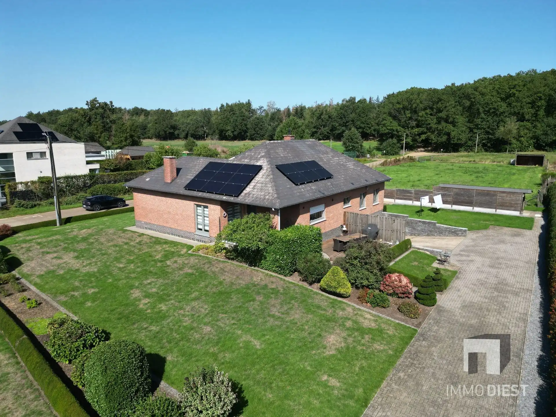 Gelijkvloerse woning met 4 slaapkamers en een volwaardige kelder foto {{pictureIndex}}