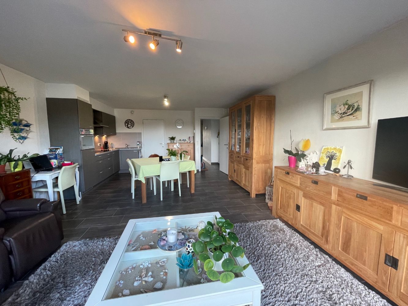 Ongemeubeld gelijkvloersappartement met twee slaapkamers, een terras en een staanplaats. foto 3