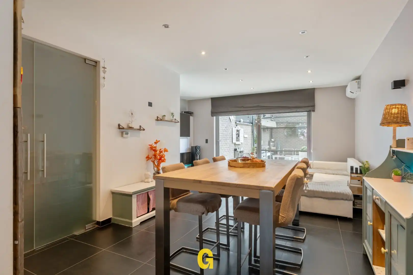 Knap afgewerkt triplex appartement met 4 slaapkamers, 2 badkamers en standplaats met ruime kelderberging  foto 9