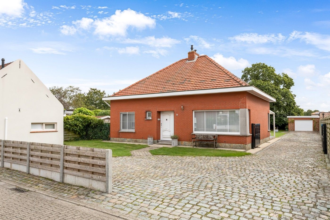 Vrijstaande woning met 3 slpk., tuin en garage foto 1