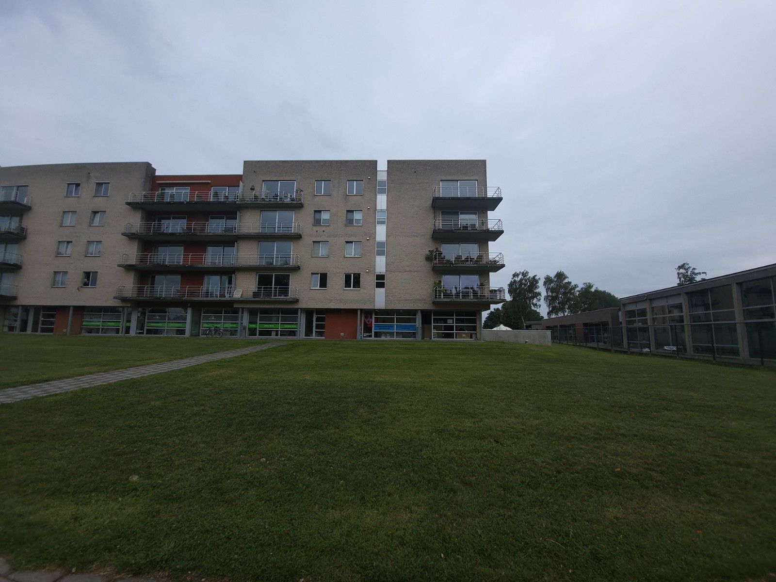 Centraal gelegen 2-slaapkamerappartement te Deinze foto 2
