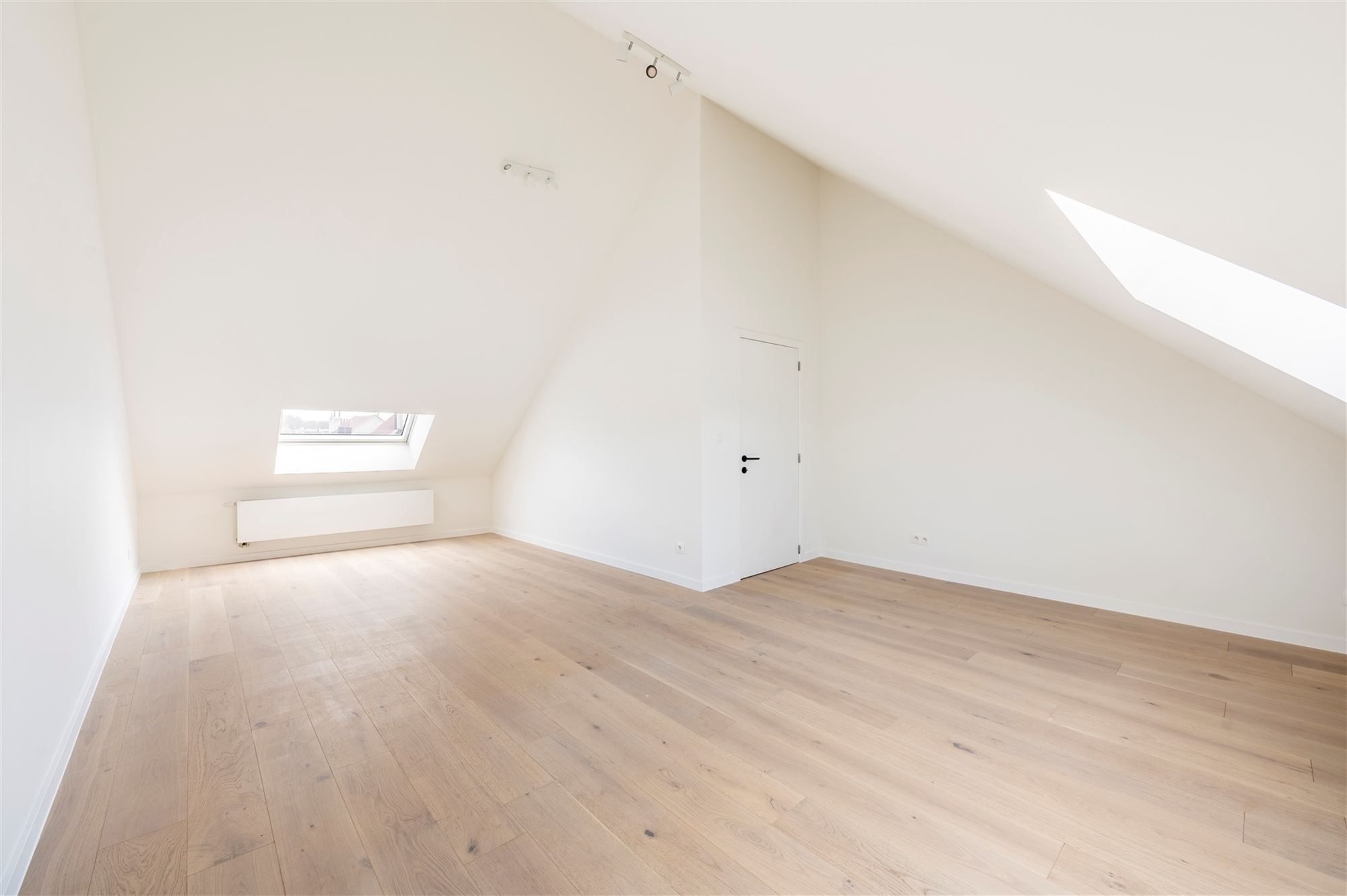 Ruime gerenoveerde woning met tuin foto 23