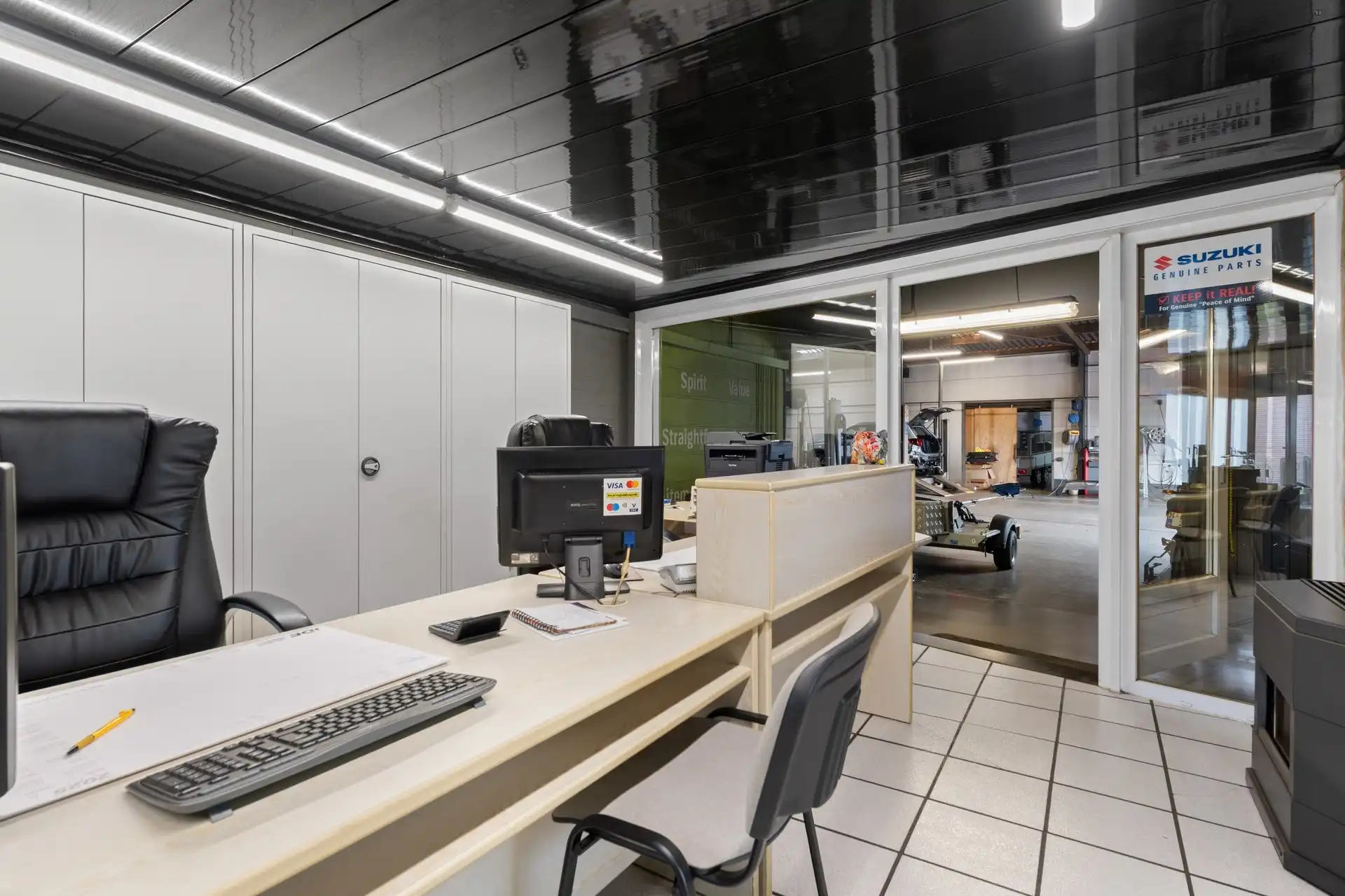 2 Vergunde magazijnen, showroom en woning op een ruim perceel foto 21
