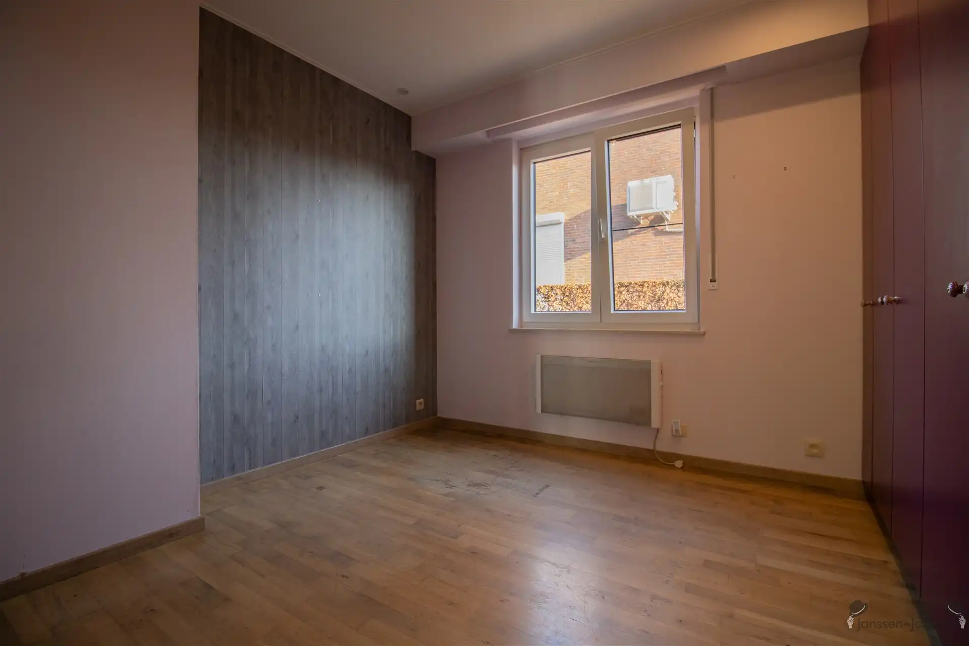 Rustig gelegen gerenoveerde (2022) gelijkvloerse woning met 4 slaapkamers op 970 m². foto 11