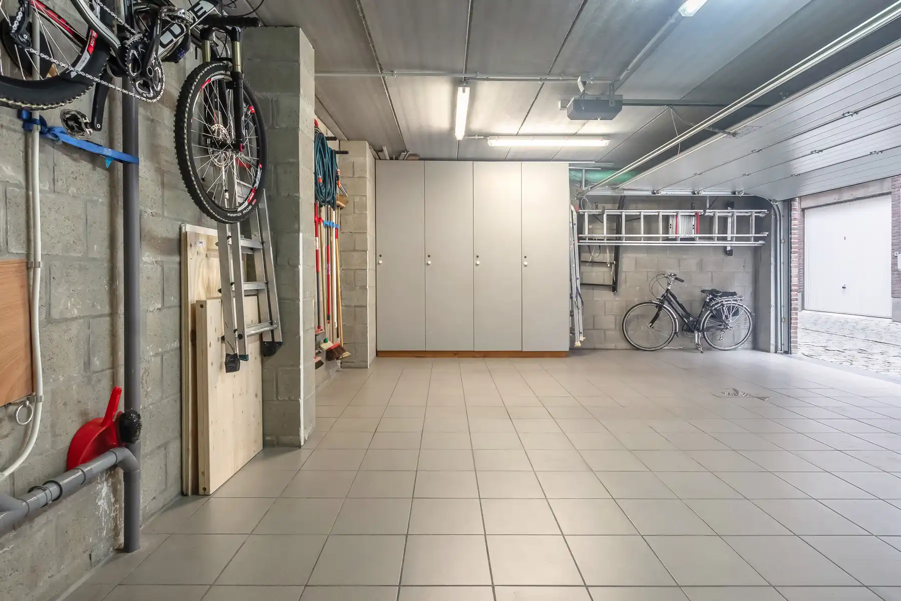 Investeringspand bestaande uit 3 app, handelspand en garage foto 23