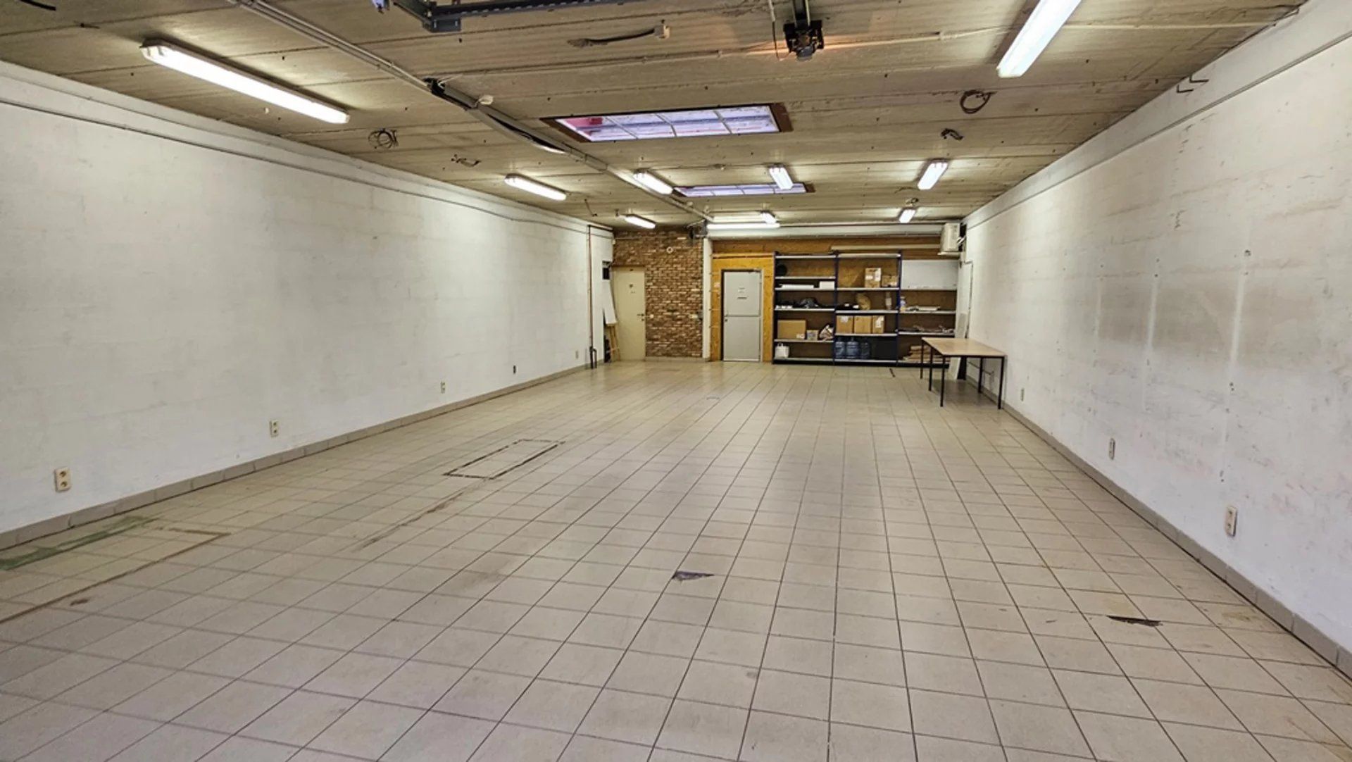 Modern handels gelijkvloers, met uitbreidingsmogelijkheden en ruim magazijn, gelegen net buiten de grote ring van Hasselt.  (Meer info via www.immoland.be)

- Dit handels gelijkvloers werd enkele jar foto 18