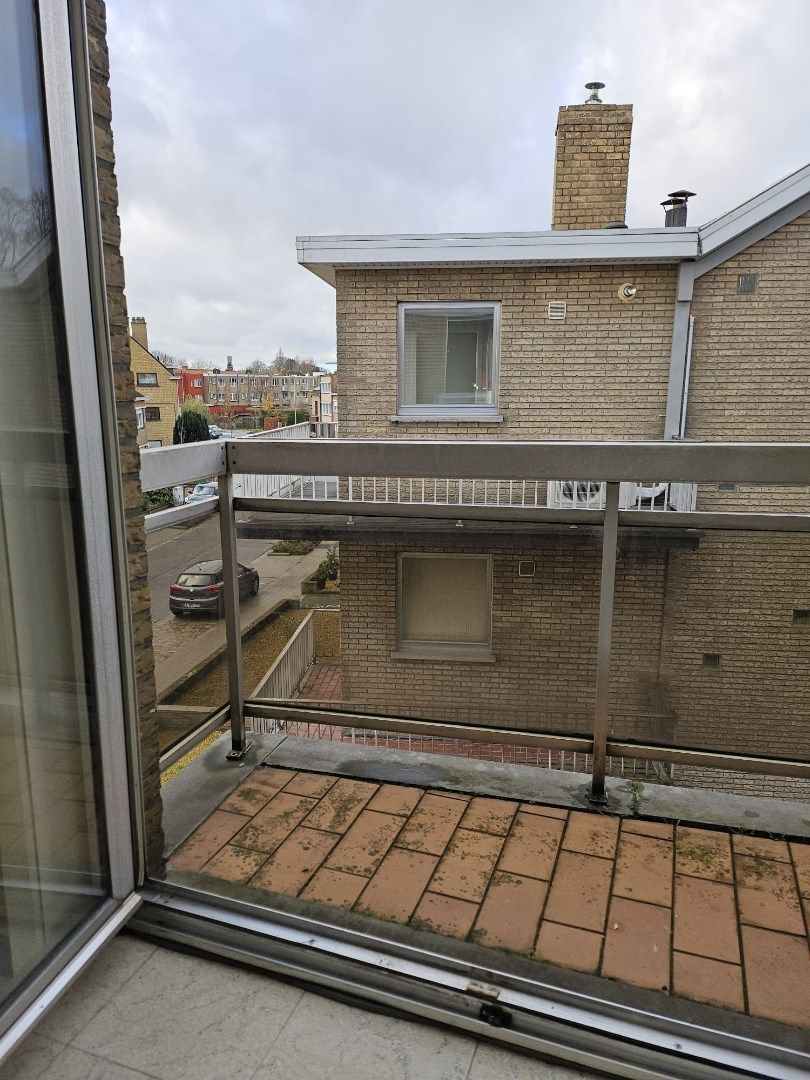 Te vernieuwen hoekappartement met terras in rustige straat in het hartje van Sint-Kruis. foto 3