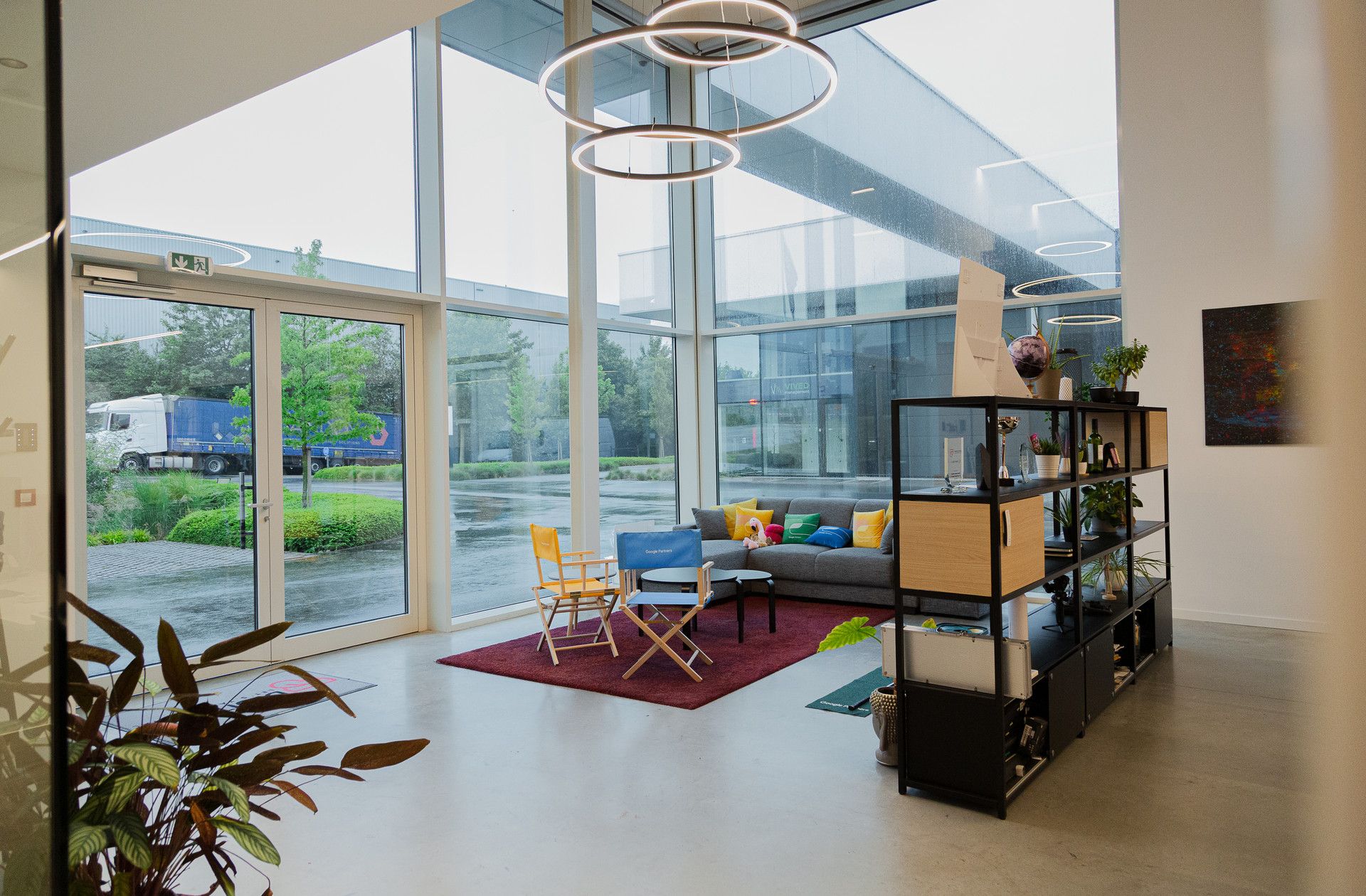 RECENT KANTOORGEBOUW VAN 366M² TE TONGEREN NABIJ E313. foto 3