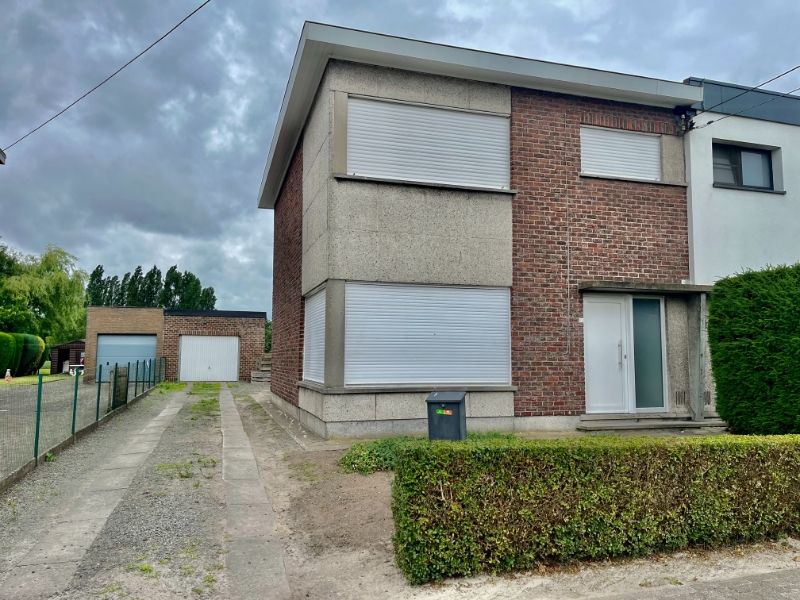 GERENOVEERDE HALFOPEN BEBOUWING TE HUUR foto {{pictureIndex}}