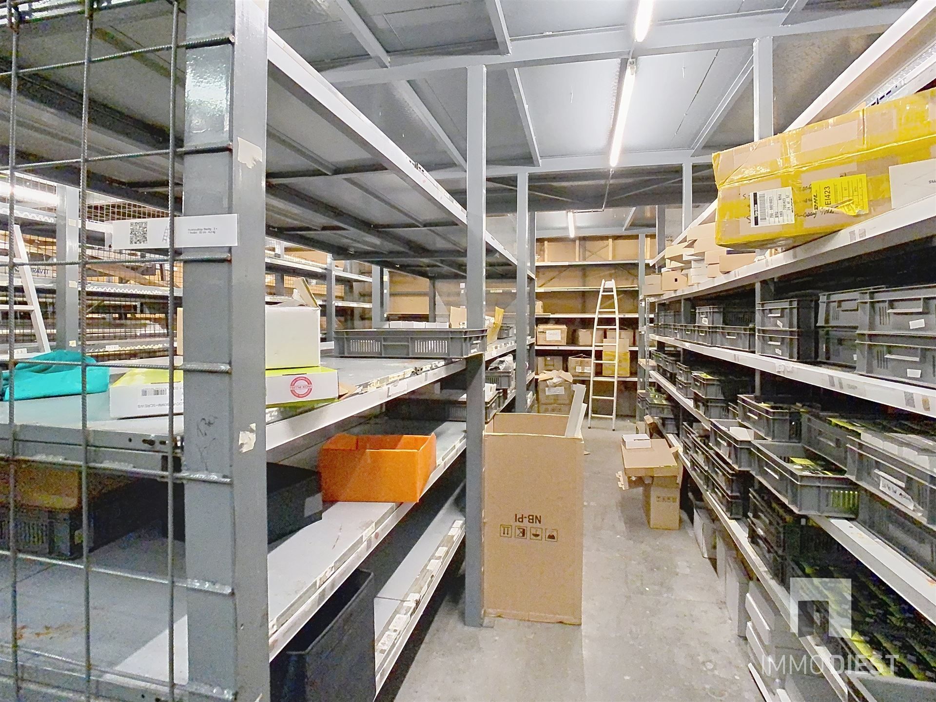 Industrieel gebouw met magazijnen en burelen foto 17