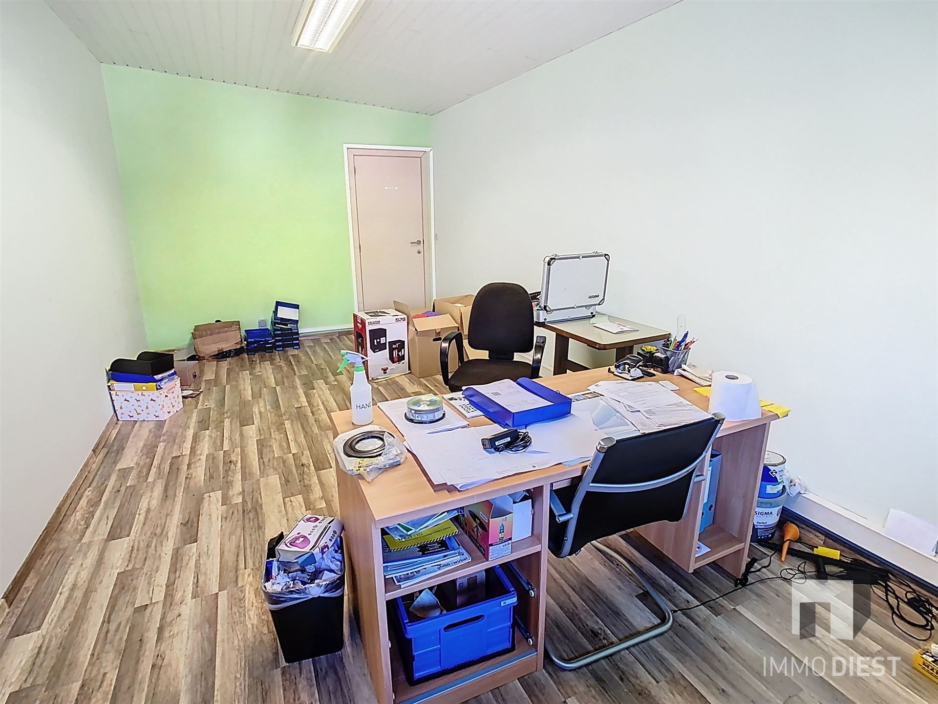 Industrieel gebouw met magazijnen en burelen foto 24