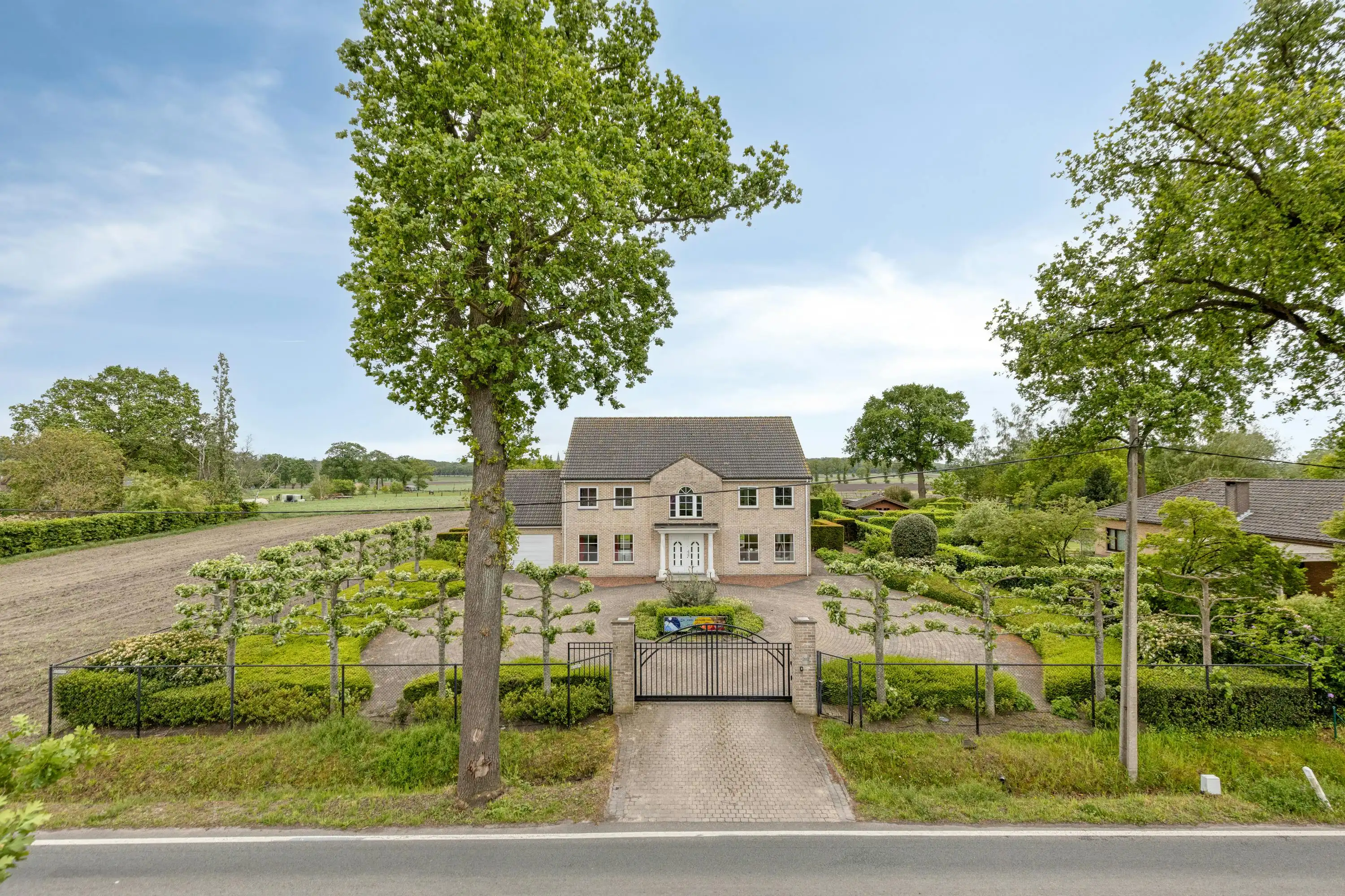 Grote villa met prachtige tuin te Essen te koop foto {{pictureIndex}}