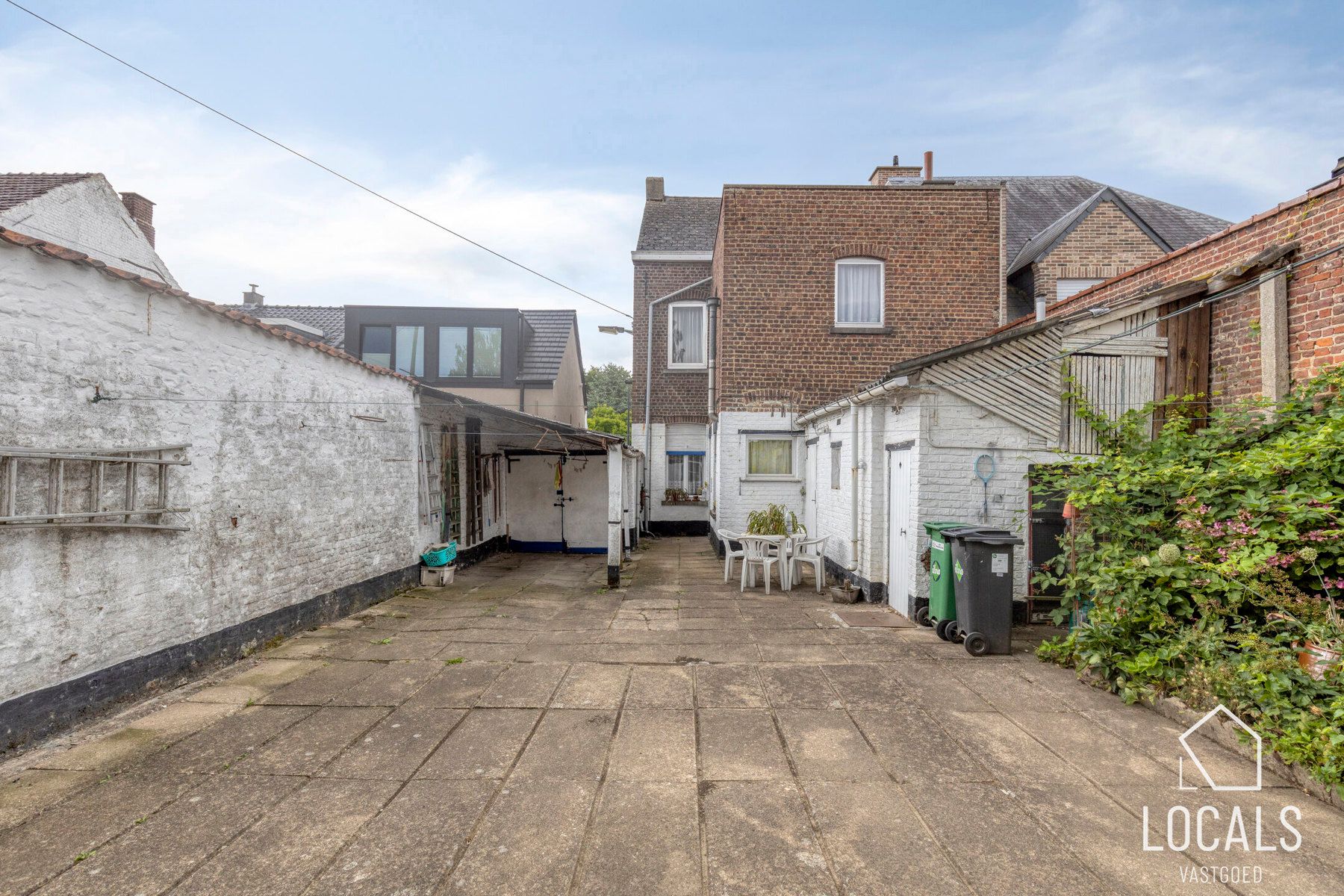 Goed gelegen HOB met tuin, garages, 3 slaapkamers en zolder foto 3