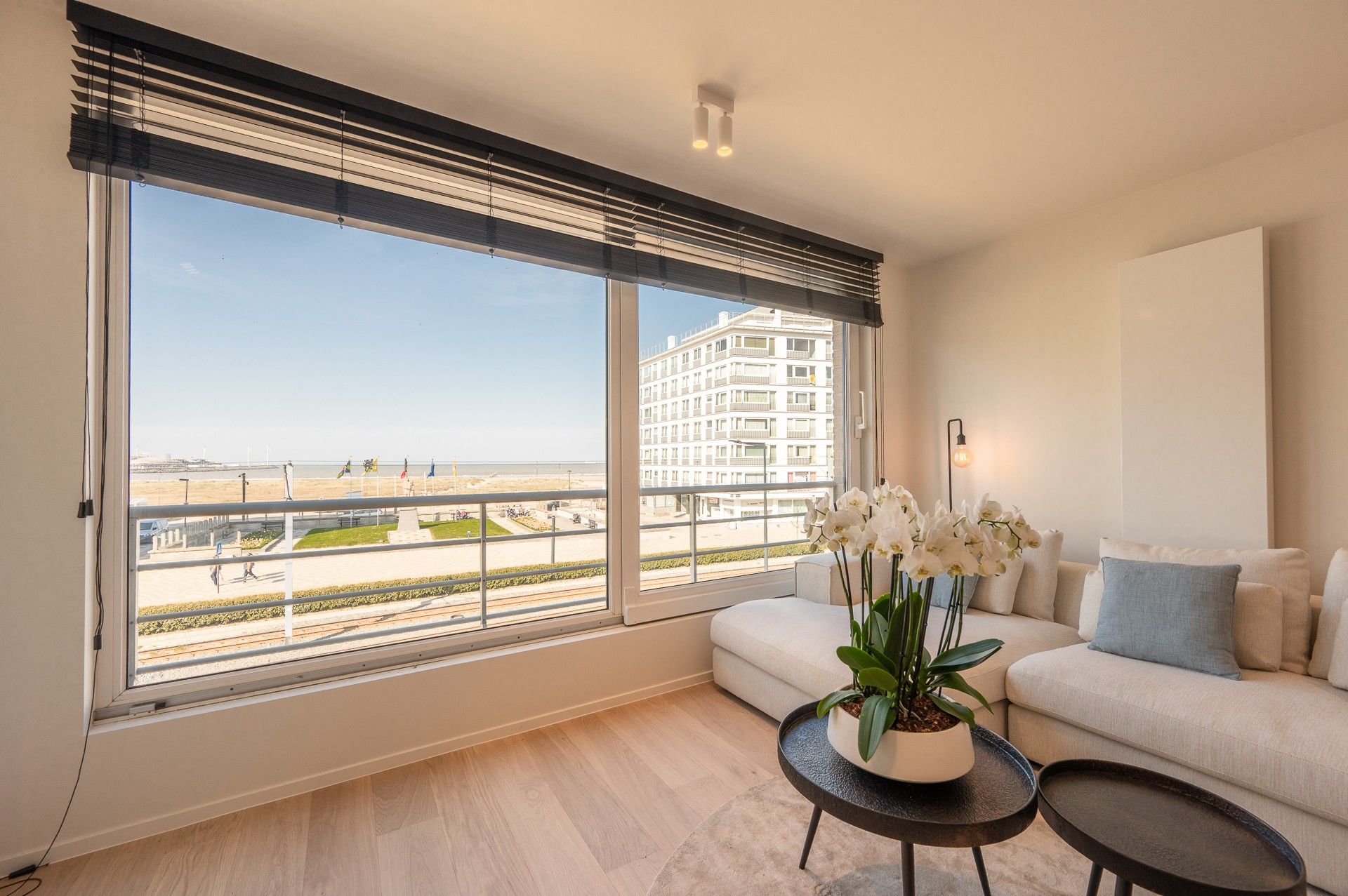 Luxueus gerenoveerd appartement met frontaal zeezicht in Heist foto {{pictureIndex}}