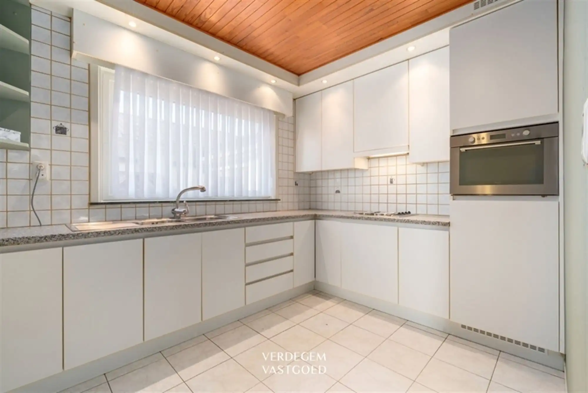 Rustig gelegen bungalow met 3 slaapkamers, garage en tuin foto 9