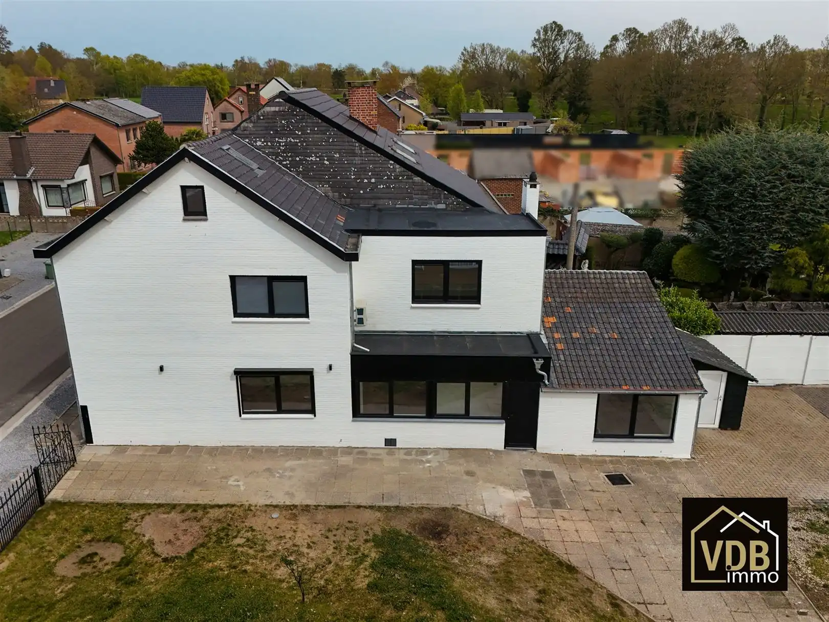 HALF OPEN BEBOUWING MET 4 SLAAPKAMERS EN GROTE GARAGE foto 2
