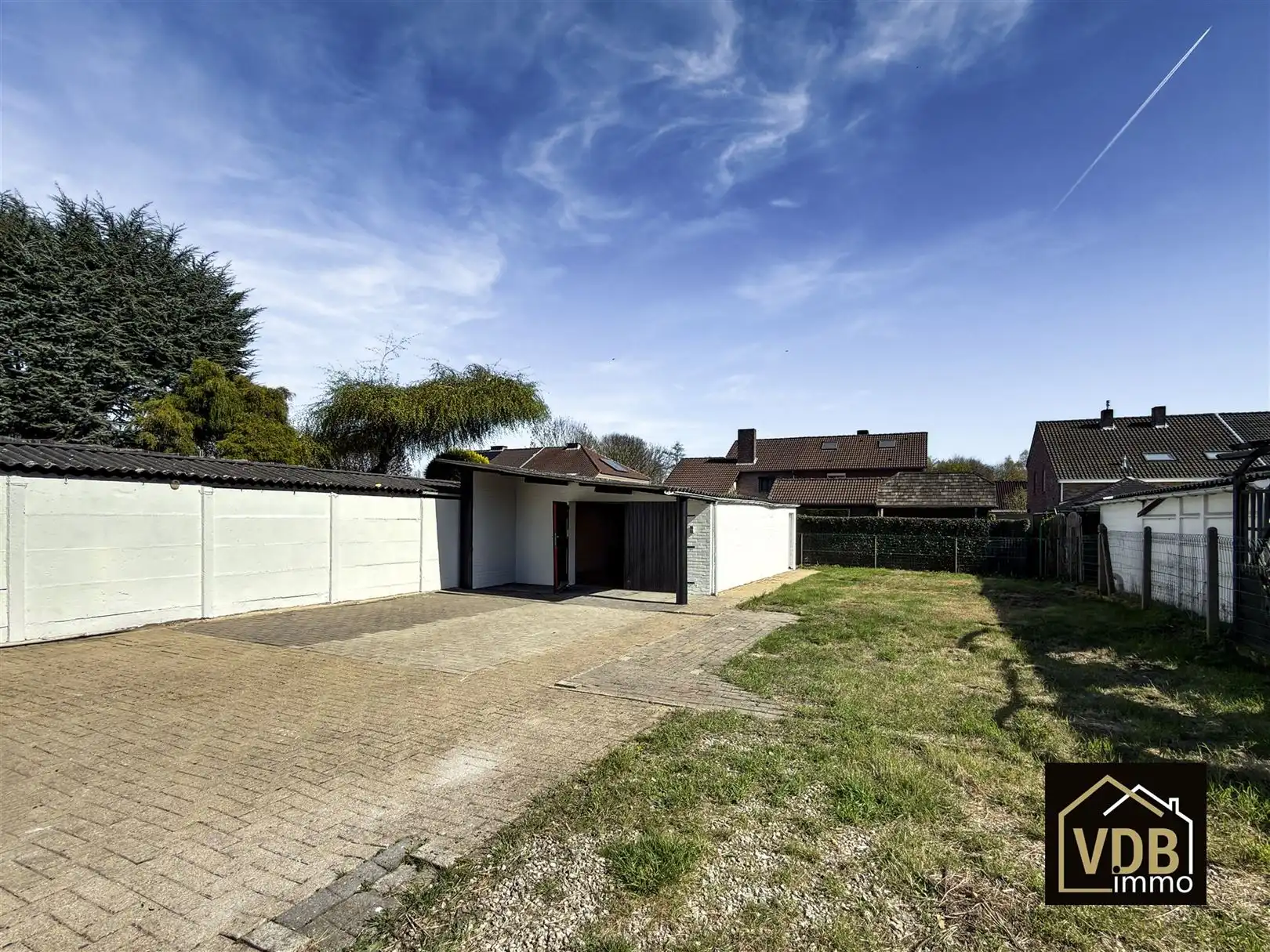 HALF OPEN BEBOUWING MET 4 SLAAPKAMERS EN GROTE GARAGE foto 2