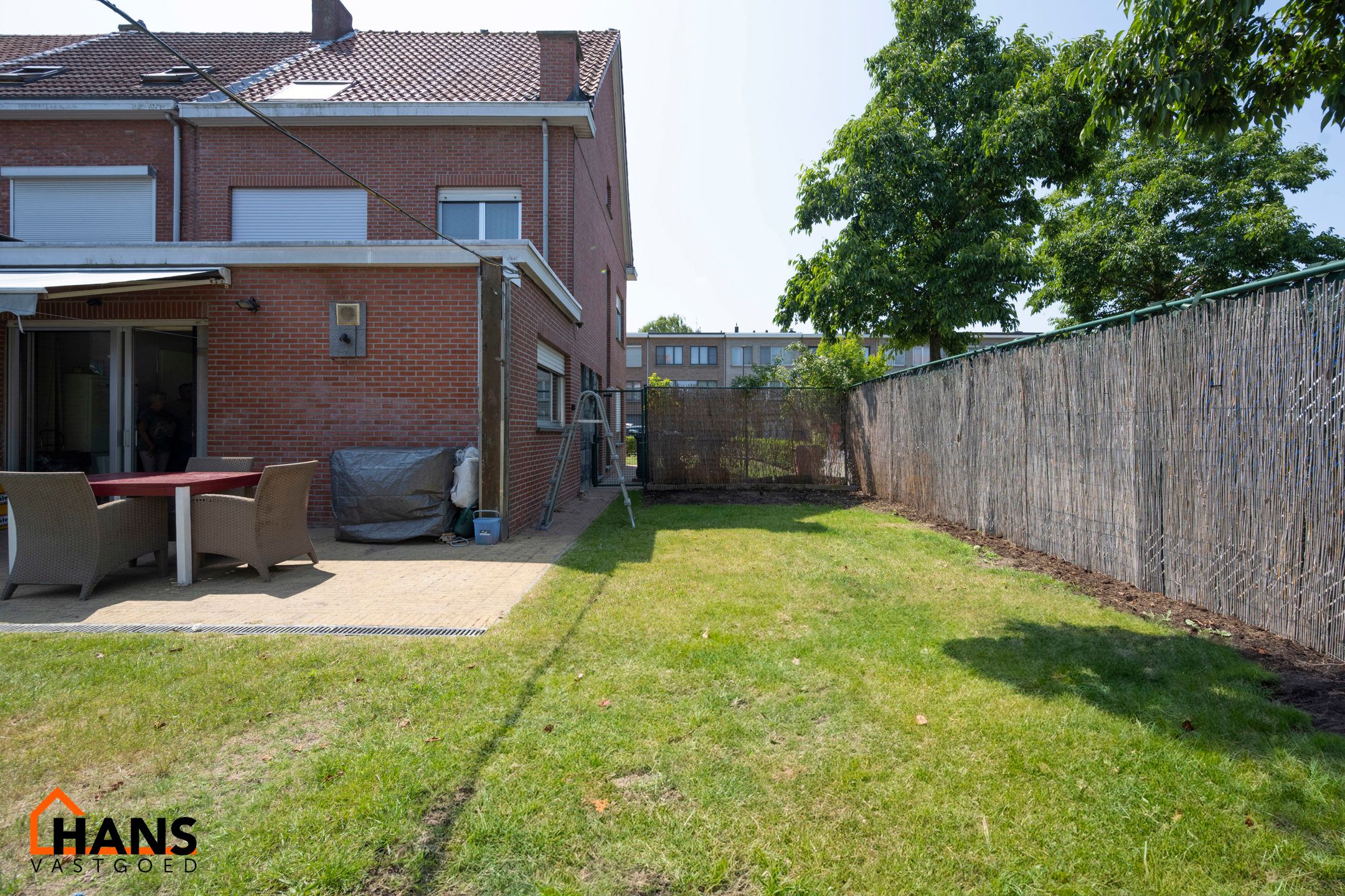 Instapklare halfopen hoekwoning met garage, oprit en tuin. foto 10