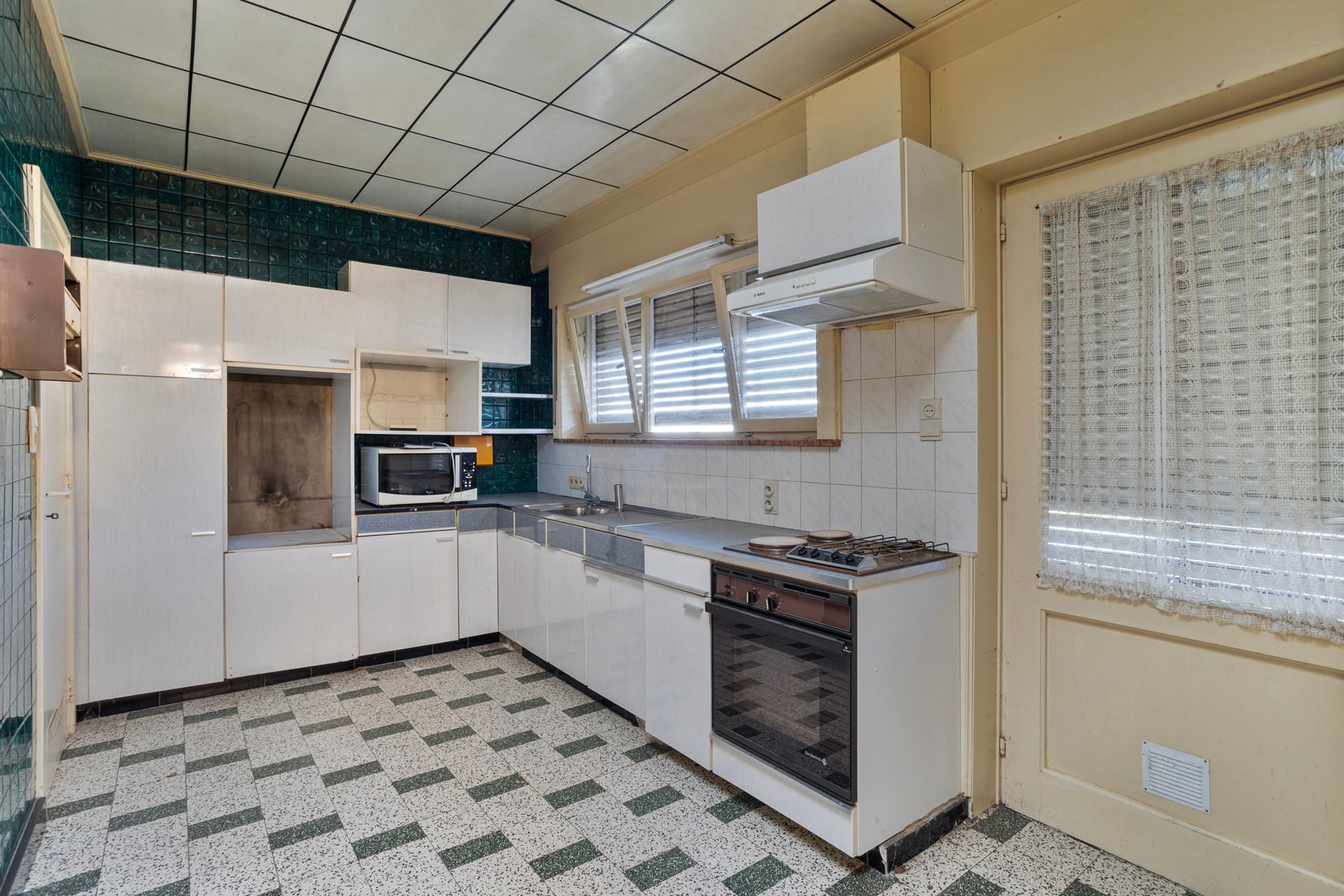 Te renoveren woning met 3 slaapkamers en tuin! foto 8