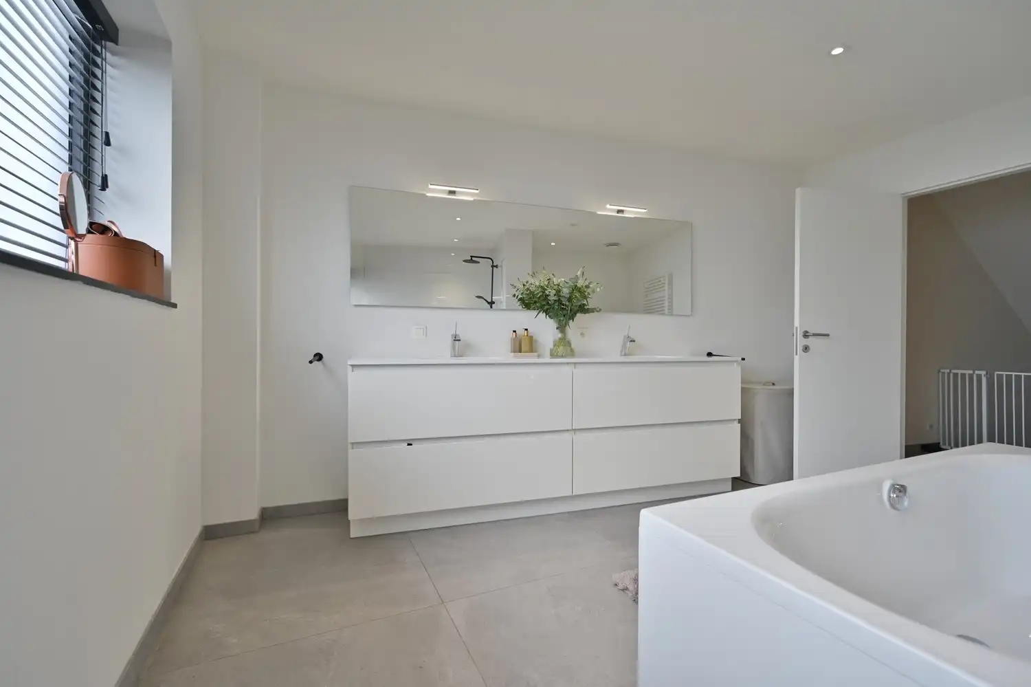 Exclusief wonen in alle rust, op wandelafstand van de Maas, met 3 slaapkamers, zonnig terras en een uitstekende ligging nabij Maastricht foto 13