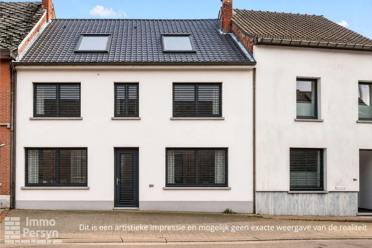 Te renoveren woning met zuidtuin en achteringang met garages foto 2