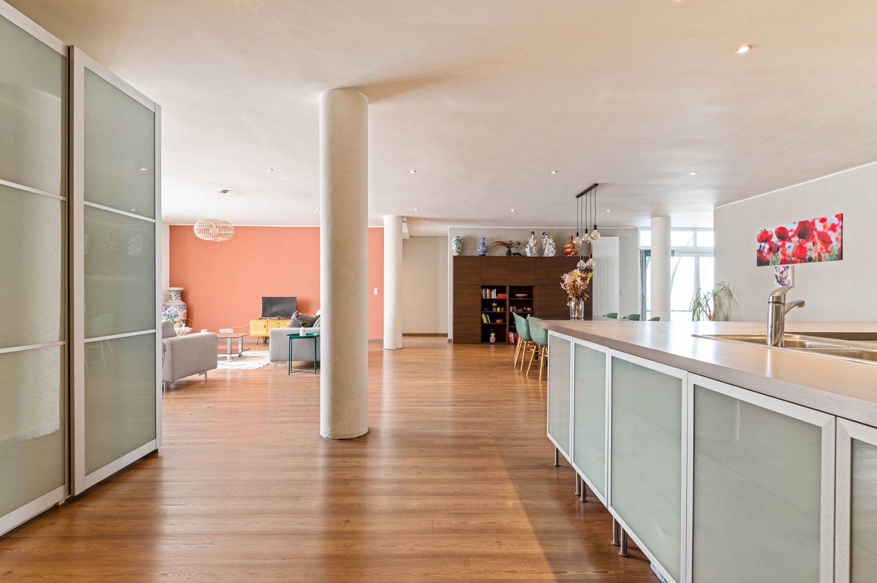 Zeer ruime gerenoveerde loft met staanplaats  foto 4