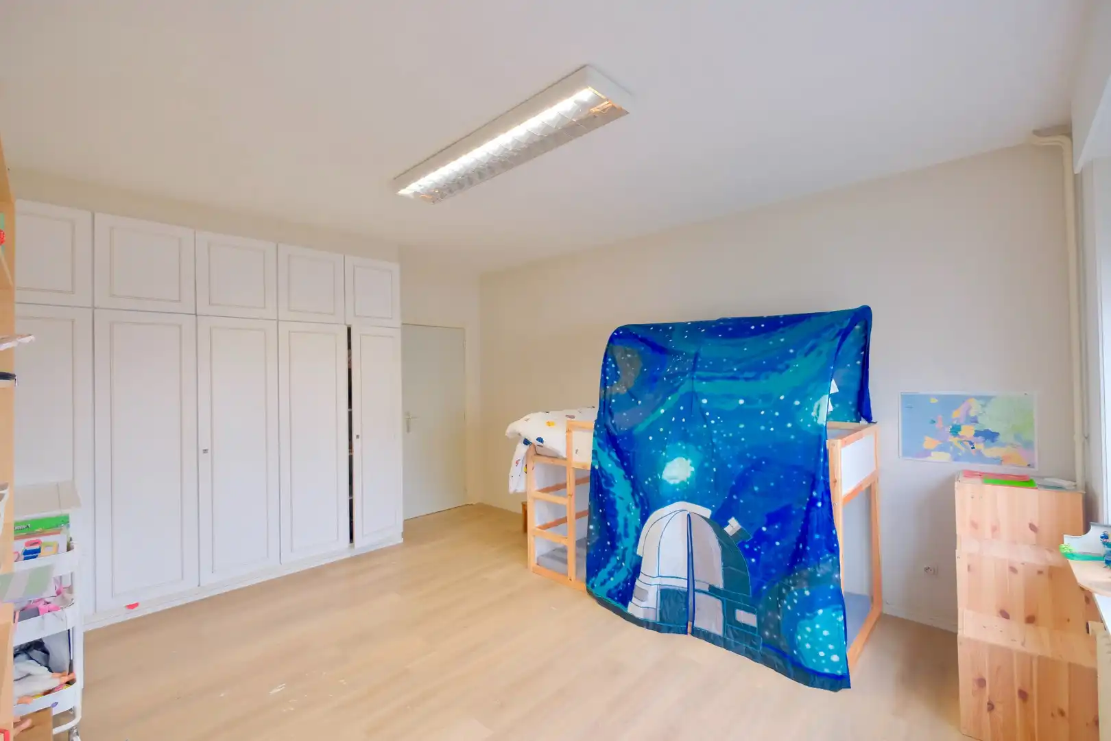 LICHTERVELDE - ZEER RUIM APPARTEMENT MET 3 SLPKS + garagebox foto 8