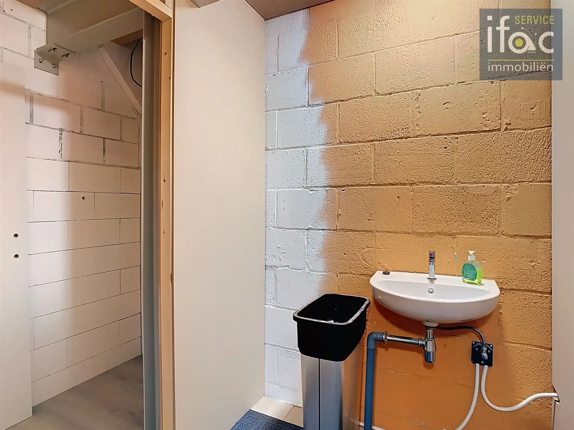 Ruime loods met kantoor, keuken en sanitair foto 11