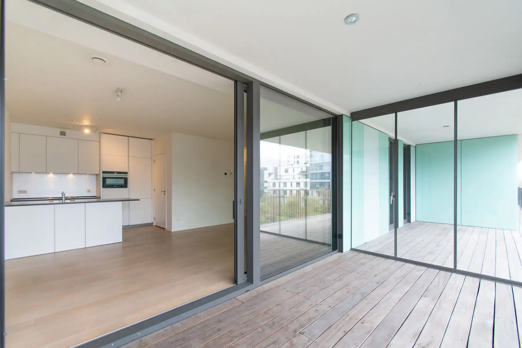 Ongemeubeld 1k appartement met prachtig terrras foto 9